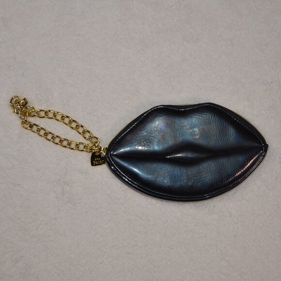 Betsey Johnson black lips wristlet, shiny black vegan leather with gold chain - Picture 1 of 12